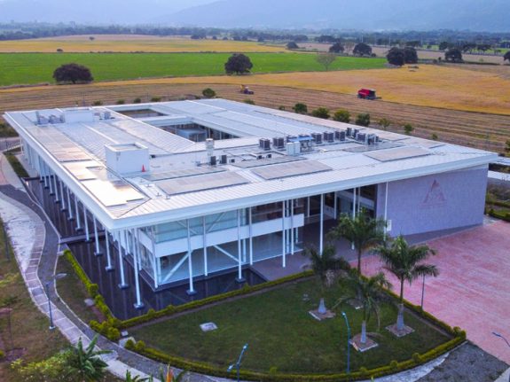 La sede de los cafeteros del Tolima estrena planta solar en techo instalada por Celsia