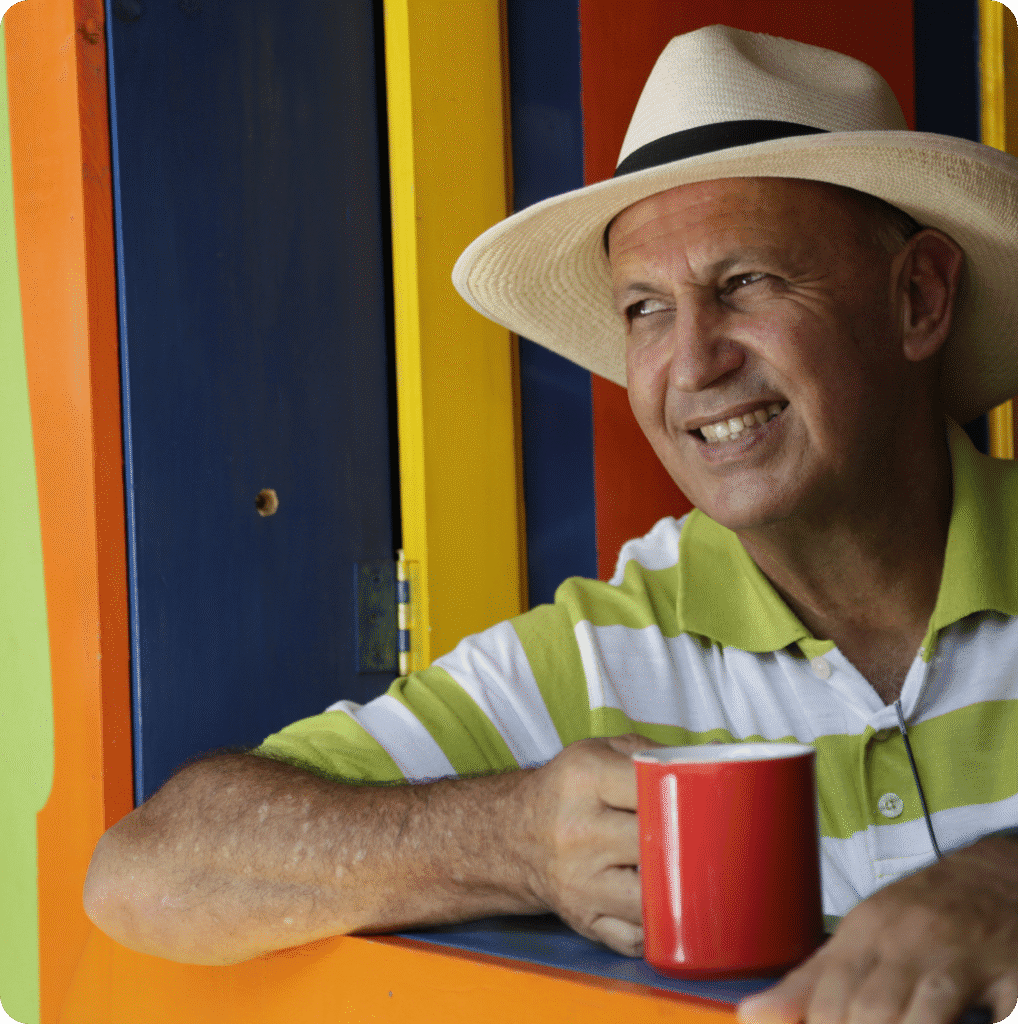 hombre tomando café